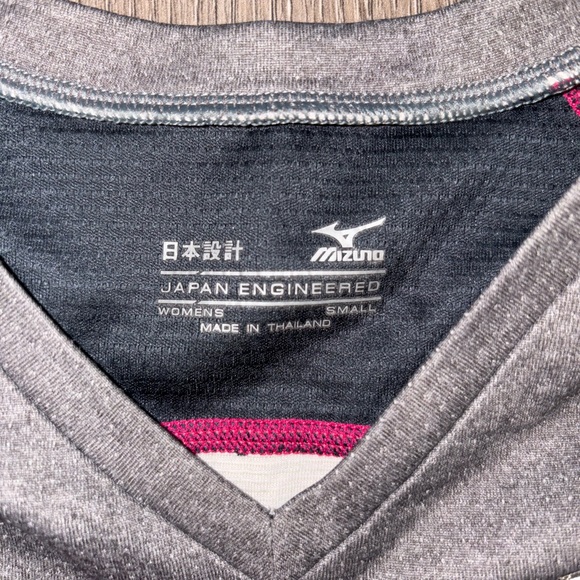 ❌SOLD❌ -Mizuno Running Women's Breath Thermo/Wool V-Neck Tee - Picture 3 of 3